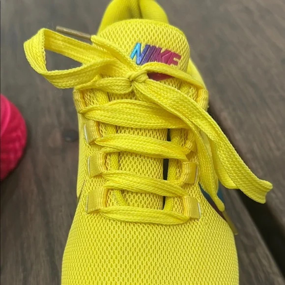 Nike Yellow Athletic Shoes Lightweight Breathable Design - Picture 5 of 11